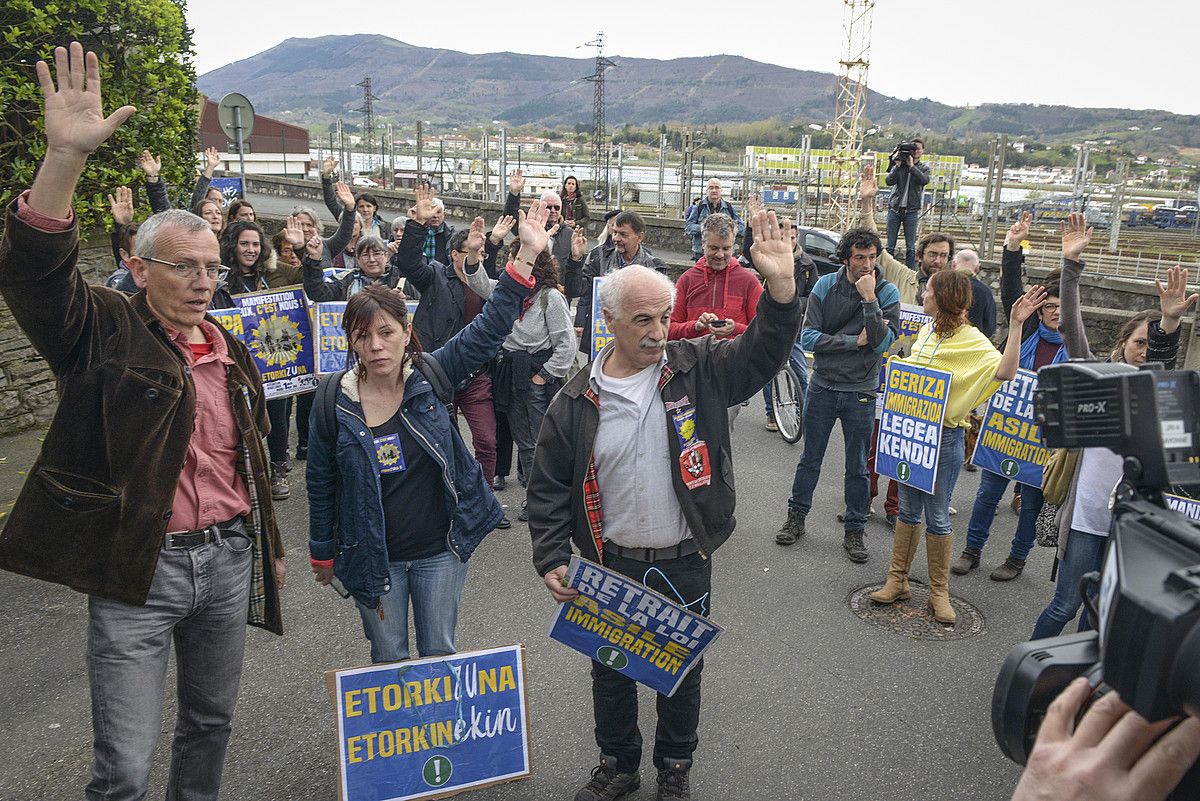 Jose Bove eurodiputatua atxikitze zentroan sartzera utzi zuten, legeak baimendu bezala. Haren ondoan, Biziko Txetx Etxeberri. Eskuinean, atzoko manifestazioa. ISABELLE MIQUELESTORENA.