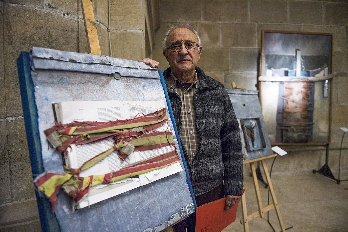 Xabier Egaña artistak erakusketa inauguratu du Donostiako Santa Maria basilikan. Irudian Euskararen eguna obraren alboan. JUAN CARLOS RUIZ / FOKU.