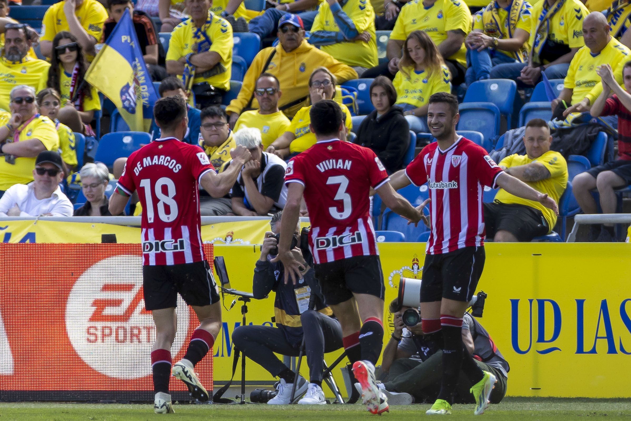 Athleticeko jokalariak Guruzetaren gola ospatzen, gaur, Las Palmasen. QUIQUE CURBELO / EFE