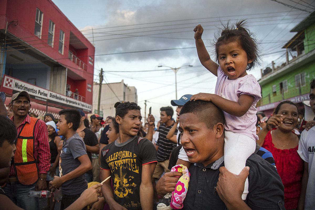 AEBetara joaten diren immigranteen egoeraz ohartarazteko martxa, atzo, Oaxacan. LUIS VILLALOBOS / EFE.