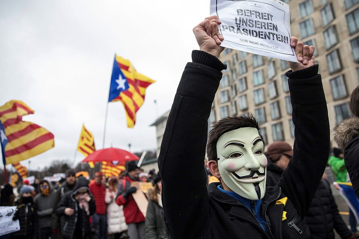 ANCk deituta, joan den larunbatean manifestazioa egin zuten Berlinen, Puigdemont aske uzteko eskatuz. O.MESSINGER / EFE. ANCk deituta, joan den larunbatean manifestazioa egin zuten Berlinen, Puigdemont aske uzteko eskatuz. O.MESSINGER / EFE.