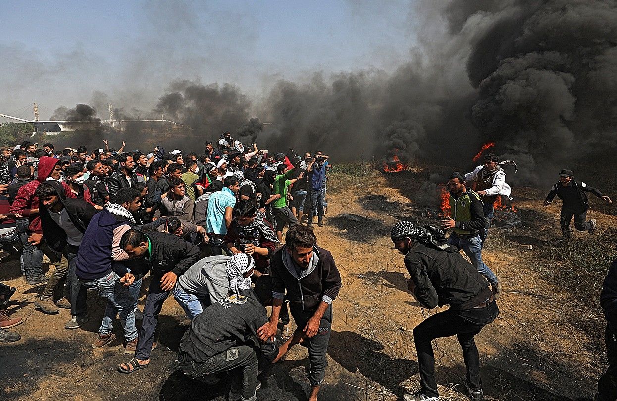 Palestinarrak, atzo, pneumatikoak erretzen, Gazan. MOHAMMED SABER / EFE.