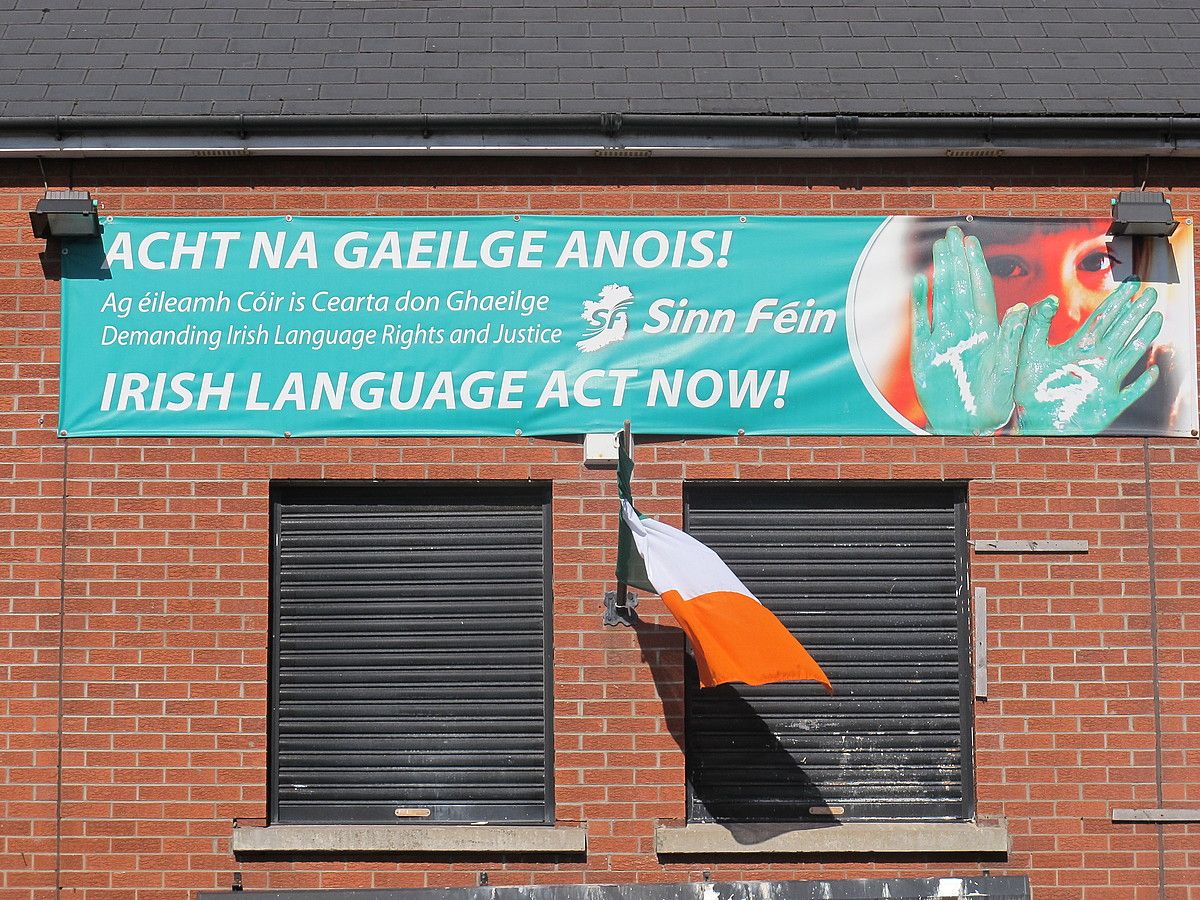 Sinn Fein alderdiaren Belfasteko egoitzako afixa, gaelikoarentzat hizkuntza legea eskatzen duena. ANDER PEREZ ZALA.