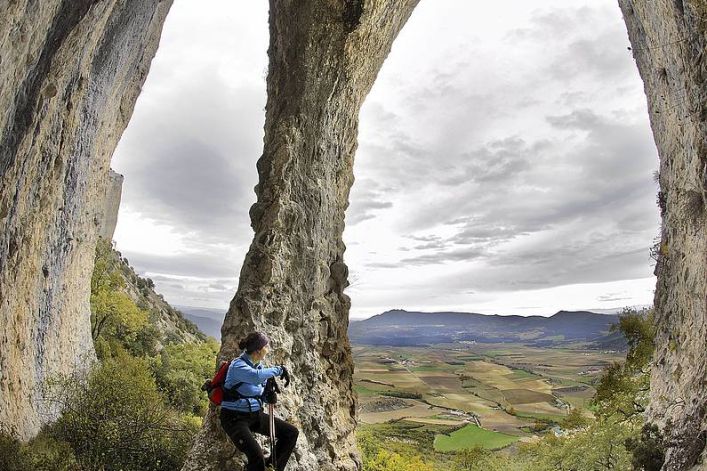  Sartzaletako leiho naturala, erdian zutabea duela. SANTIAGO YANIZ ARAMENDIA.