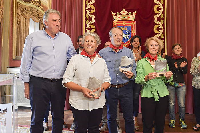 Joseba Asiron alkatea, Iruñeko zapia jaso dutenekin: Elisa Sesma, Pablo Sanchez-Valverde eta Mari Cruz Landa ginekologoak. IDOIA ZABALETA