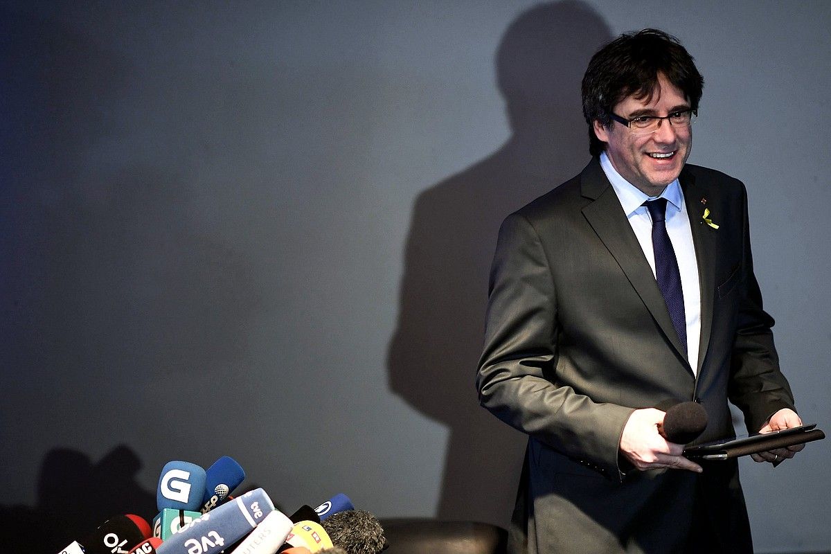 Carles Puigdemont, Berlingo Kreuzberg auzoan atzo eskaini prentsaurrekoan. CLEMENS BILAN / EFE. Carles Puigdemont, Berlingo Kreuzberg auzoan atzo eskaini prentsaurrekoan. CLEMENS BILAN / EFE.
