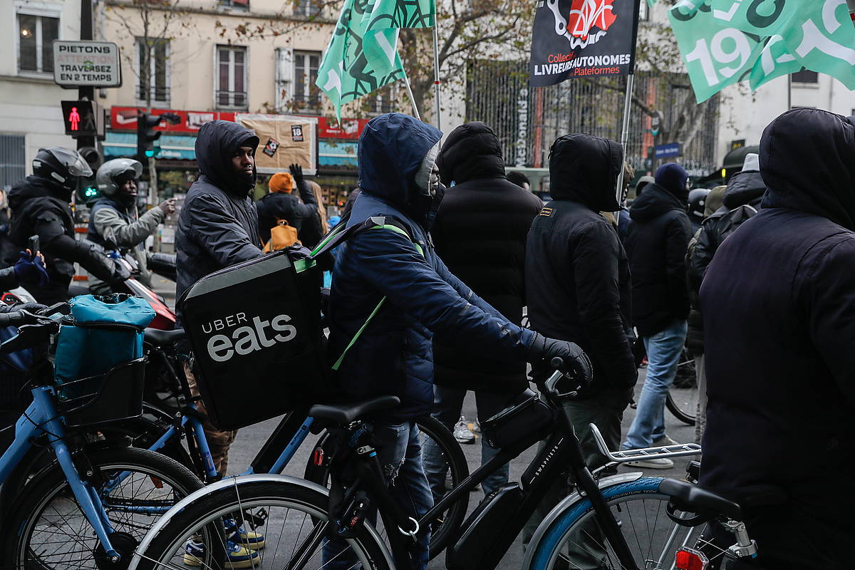Migratzaileen eskubideen aldeko manifestazio bat Parisen, 2022an. TERESA SUAREZ / EFE