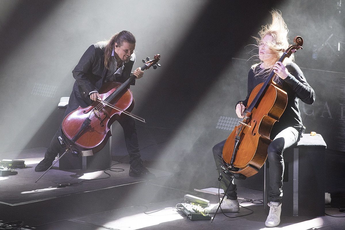 Apocalyptica taldeko bi kide, herenegun, Donostian. GORKA RUBIO / FOKU.