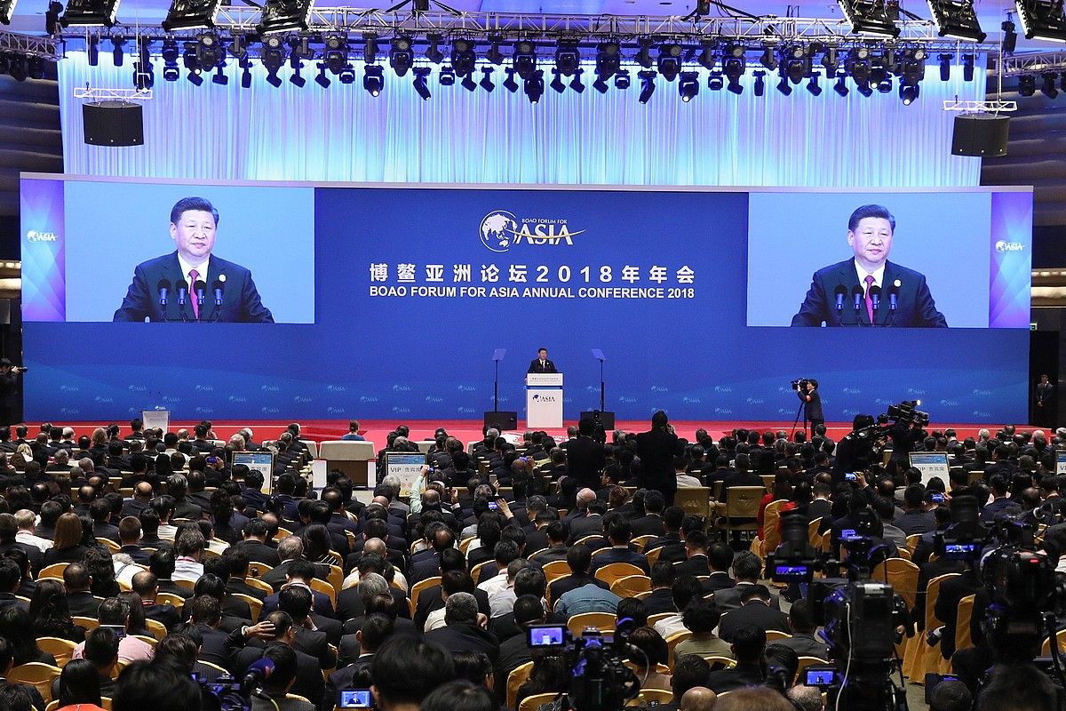 Xi Jinping Txinako presidentea, Boaoko Foroan —Davos txinatarra izenarekin ere ezaguna— hizketan, atzo. STRINGER / EFE.
