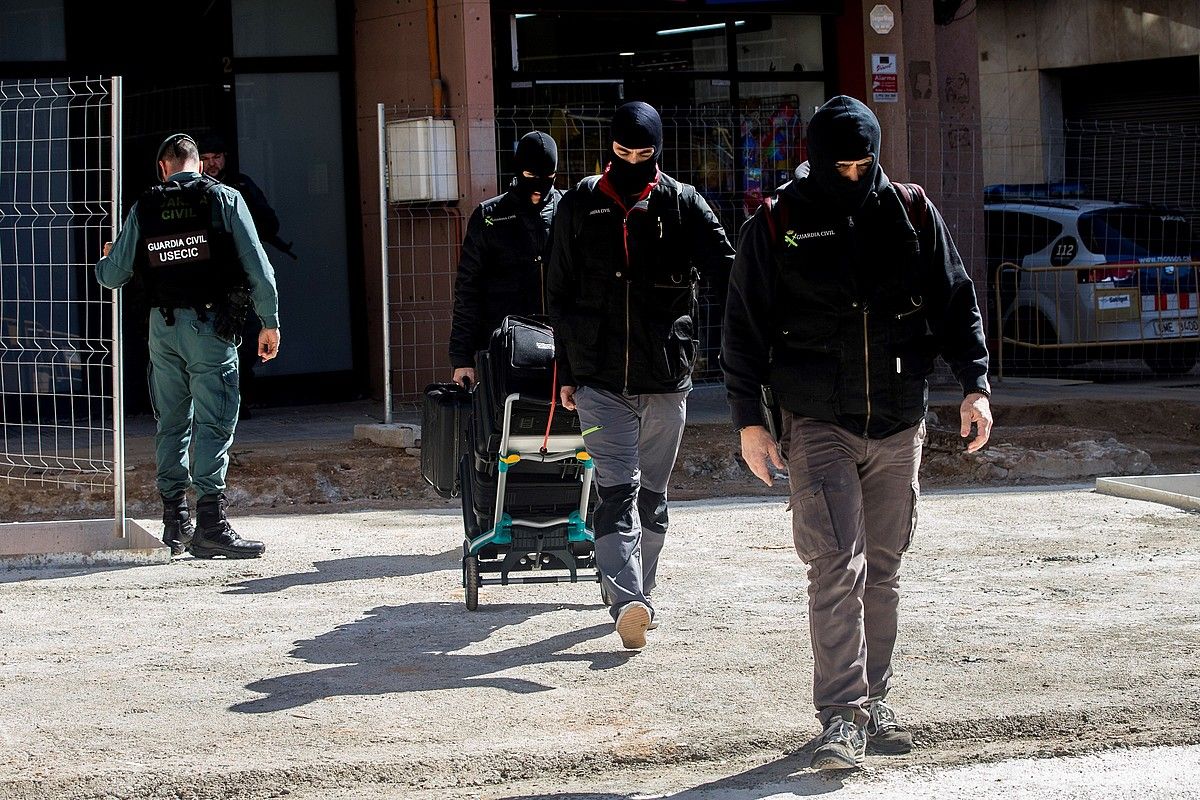 Guardia Zibilak, atzo, Viladecansen. QUIQUE GARCIA / EFE.