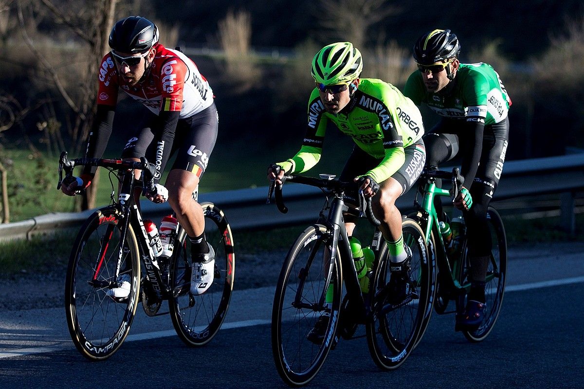 Thomas De Gendt, Mikel Bizkarra eta Luis Mas, Kataluniako Voltan. Q.G. / EFE. Thomas De Gendt, Mikel Bizkarra eta Luis Mas, Kataluniako Voltan. Q.G. / EFE.