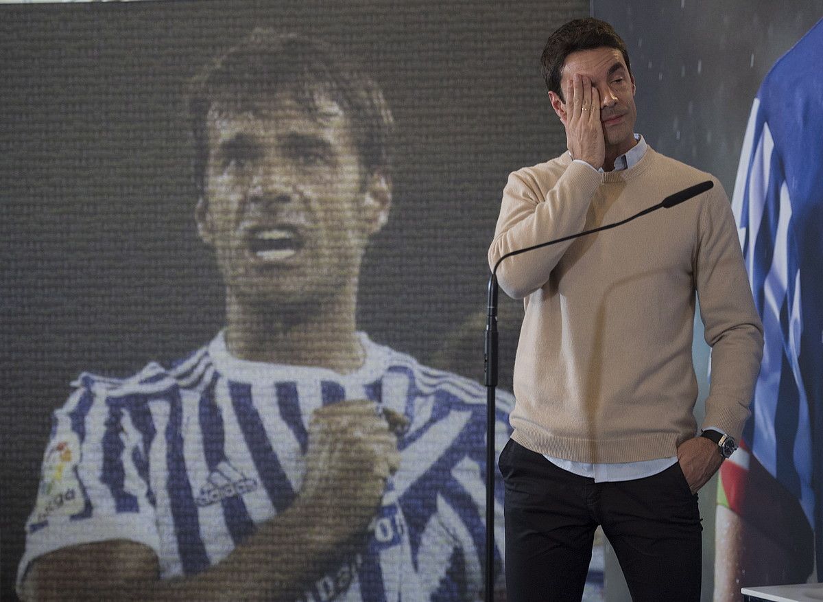 Xabi Prieto, negarrez, atzo, Anoeta estadioan emandako agurreko prentsaurrekoan. JUAN CARLOS RUIZ / FOKU.