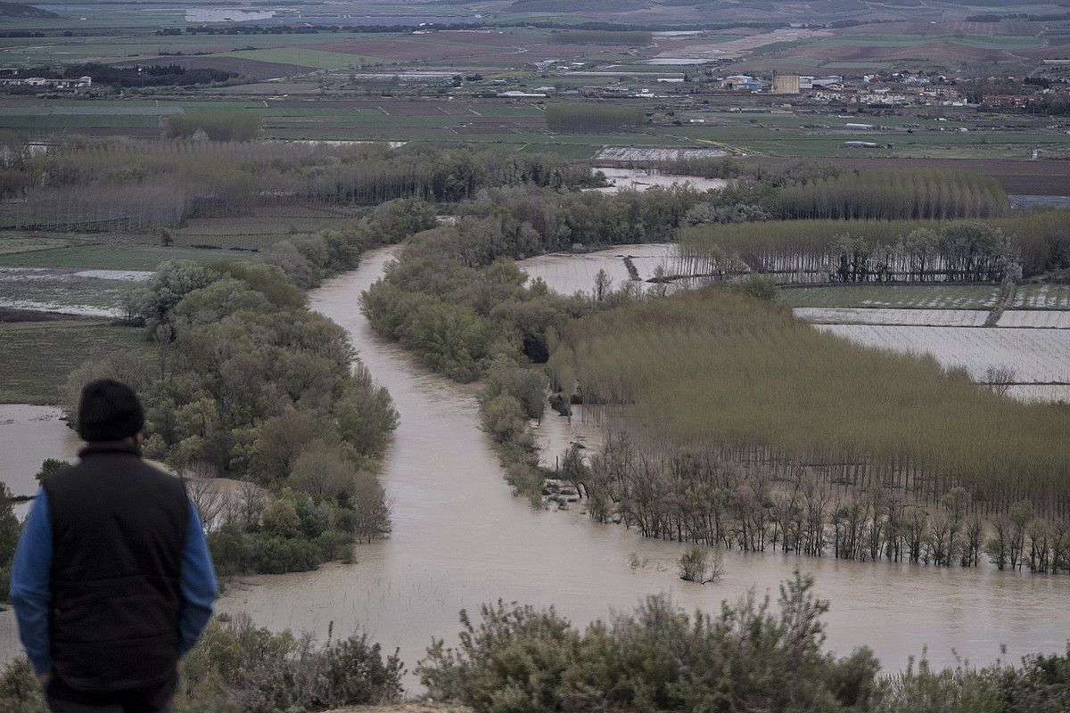 Arga ibaia gainezka eginda, Funes eta Milagro herrien artean. JAGOBA MANTEROLA / FOKU.