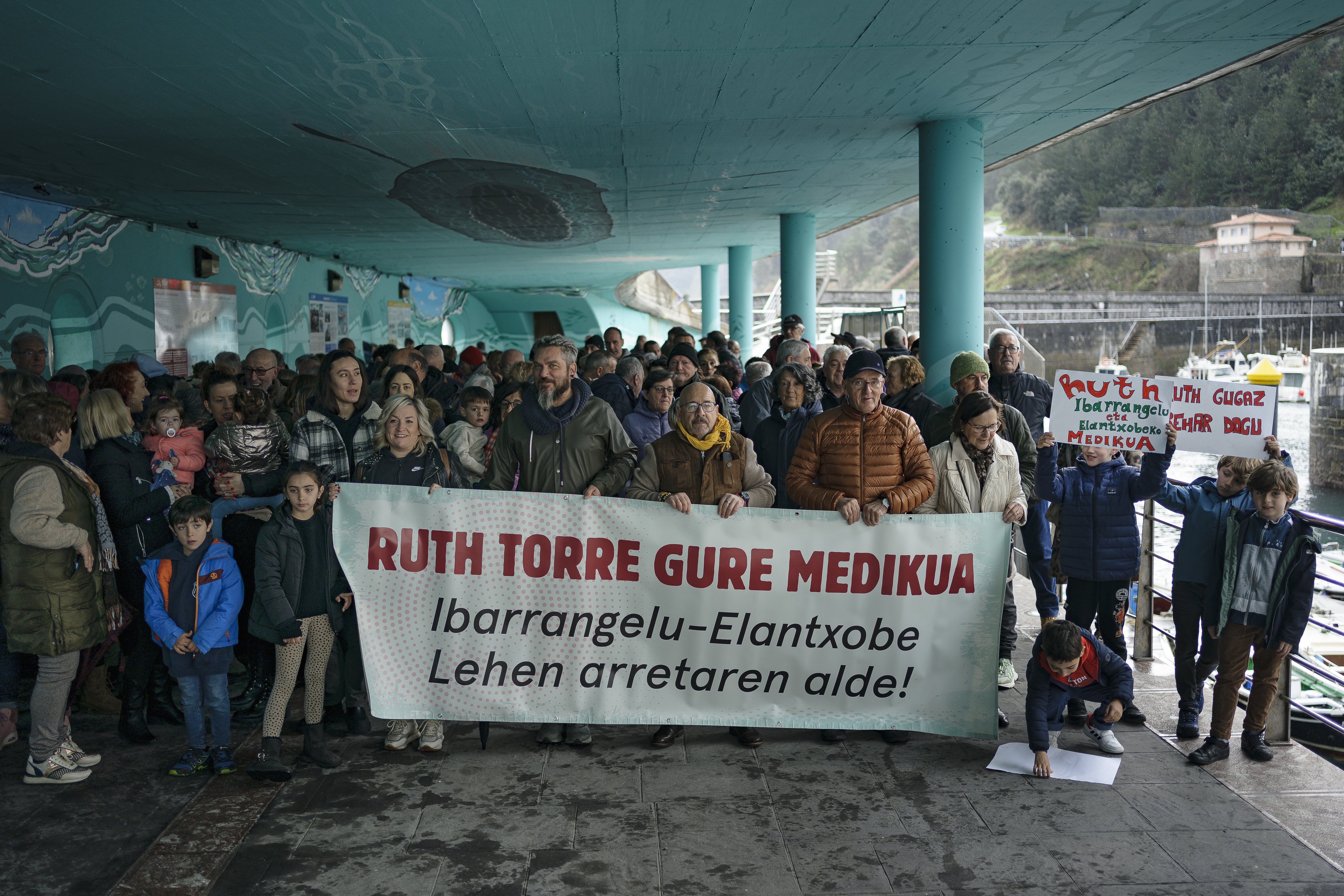 Joan den igandean Elantxoben egindako elkarretaratzea, Ruth Torre herrian gera dadila eskatzeko. ARITZ LOIOLA / FOKU