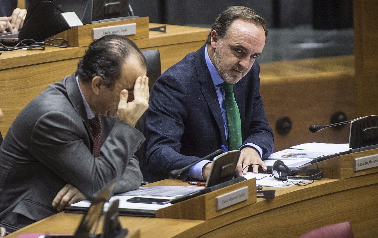 UPNko legebiltzarkide Carlos Garcia Adanero —ezkerrean— eta Jose Javier Esparza. JAGOBA MANTEROLA / FOKU.