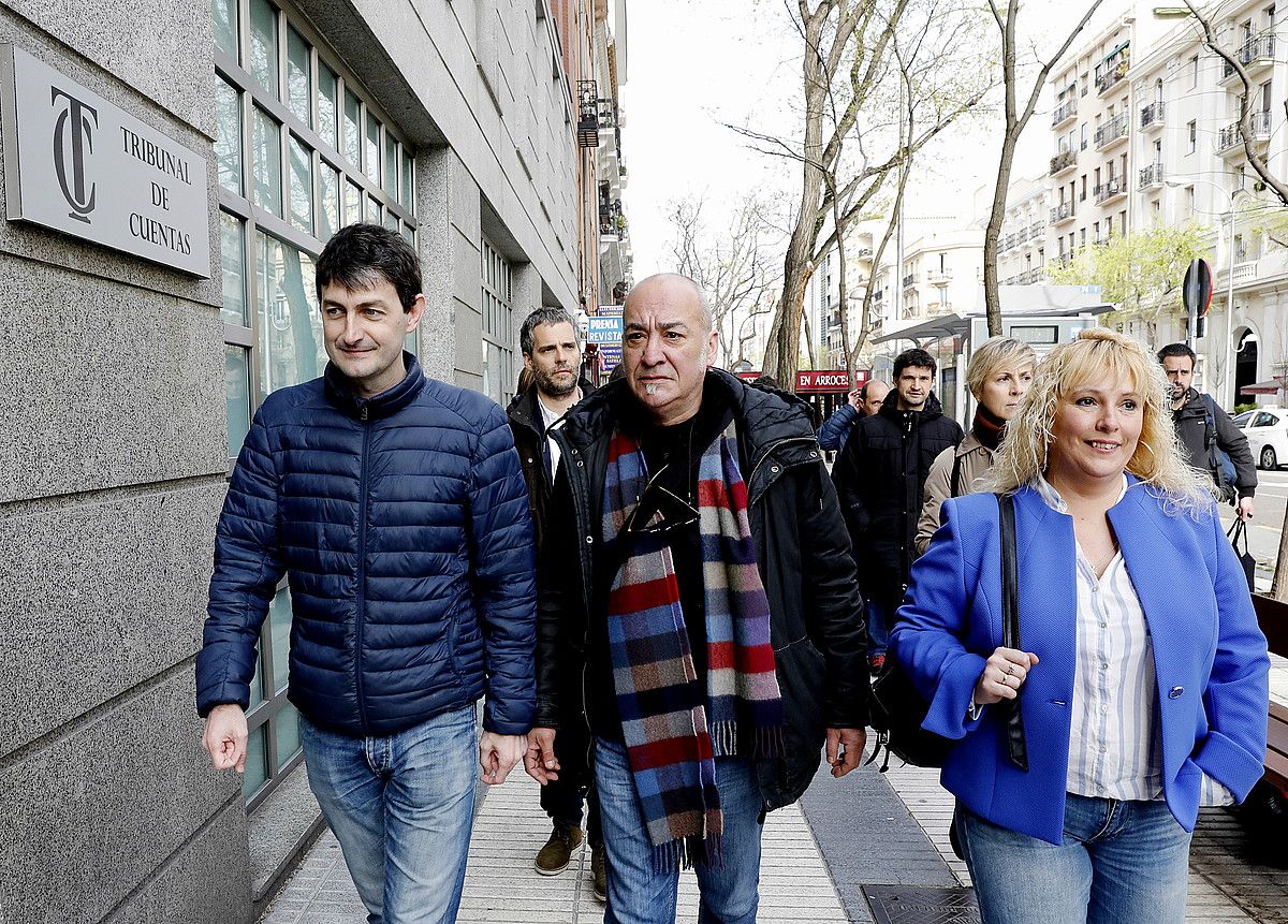 Iñaki Errazkin eta Ainhoa Intxaurrandieta, atzo, kontuen auzitegira iristen; erdian, Bilduk osatu zuen foru gobernuko ahaldun nagusia: Martin Garitano. J. DANAE / FOKU.