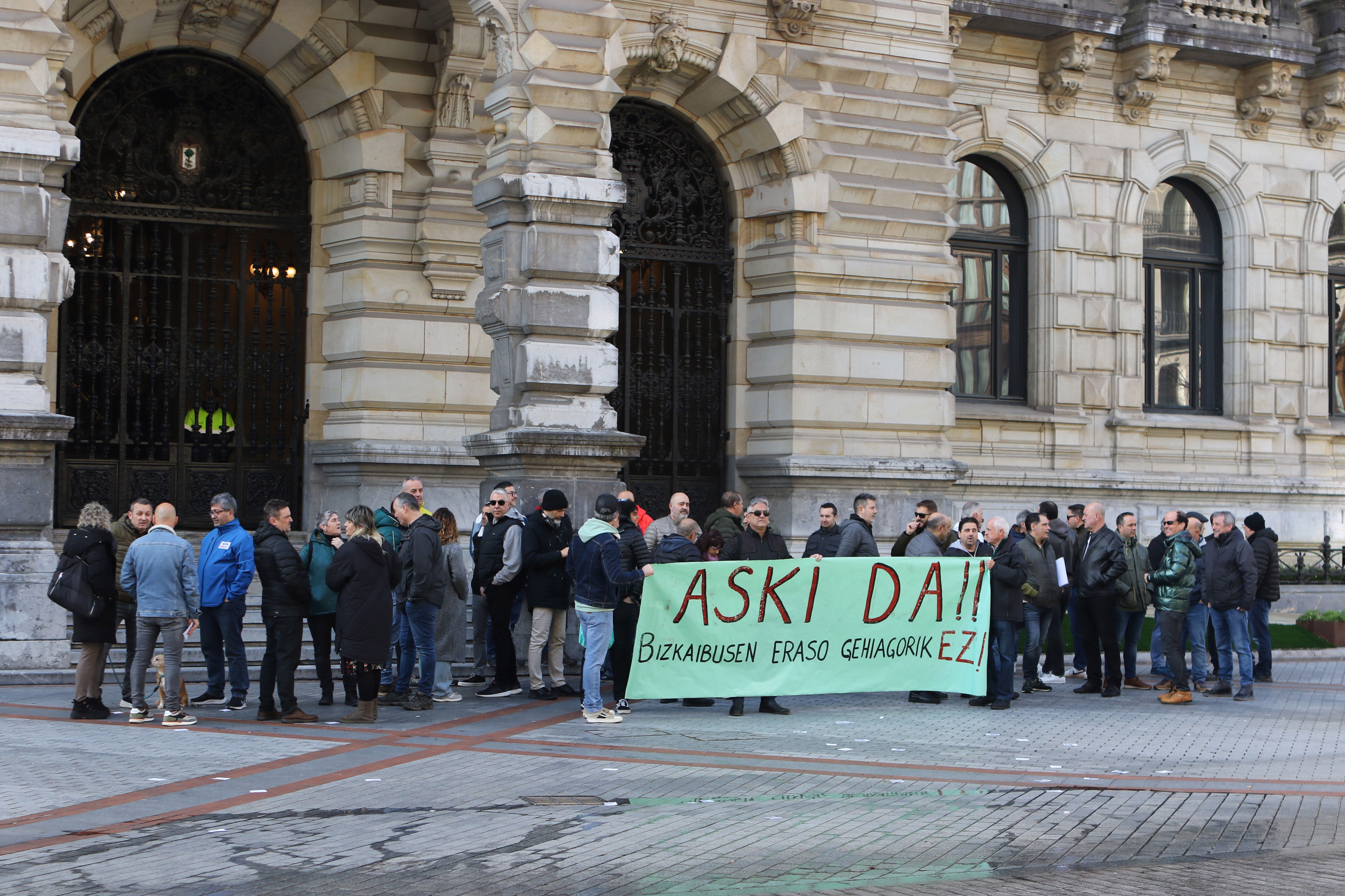 Bizkaibuseko langileek otsailean Bilbon egin zuten elkarretaratzea, hilabete horretan izandako erasoetako bat salatzeko.