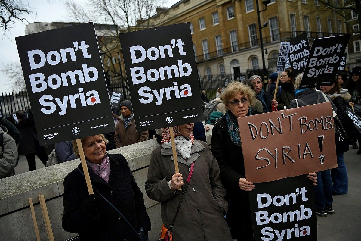 Siria bonbardatzearen aurkako protesta, atzo, Londresen. NEIL HALL / EFE.