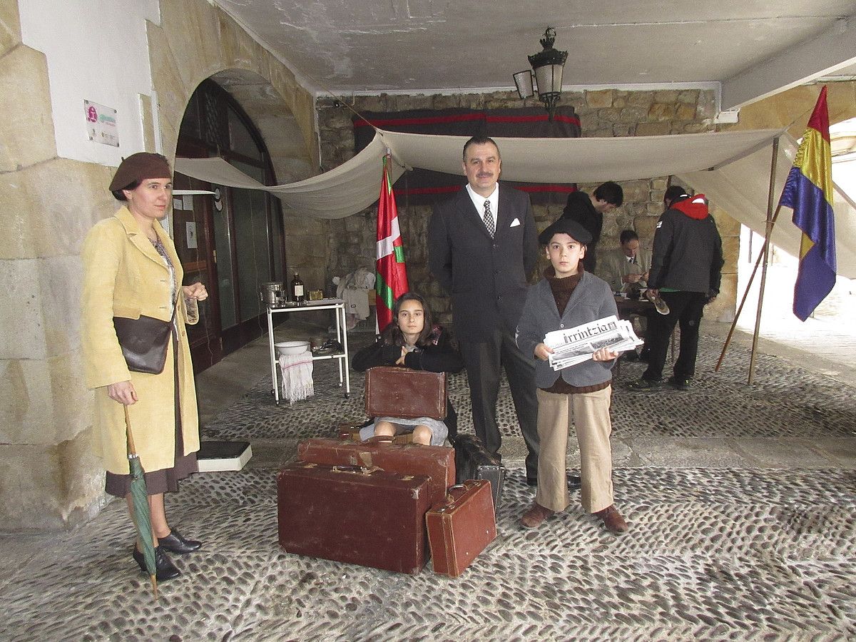 Gernika-Lumo (Bizkaia). Igandean, Gernika-Lumoko bonbardaketa herritarren ikuspegitik antzeztu zuten. ANA ORDOÑEZ.