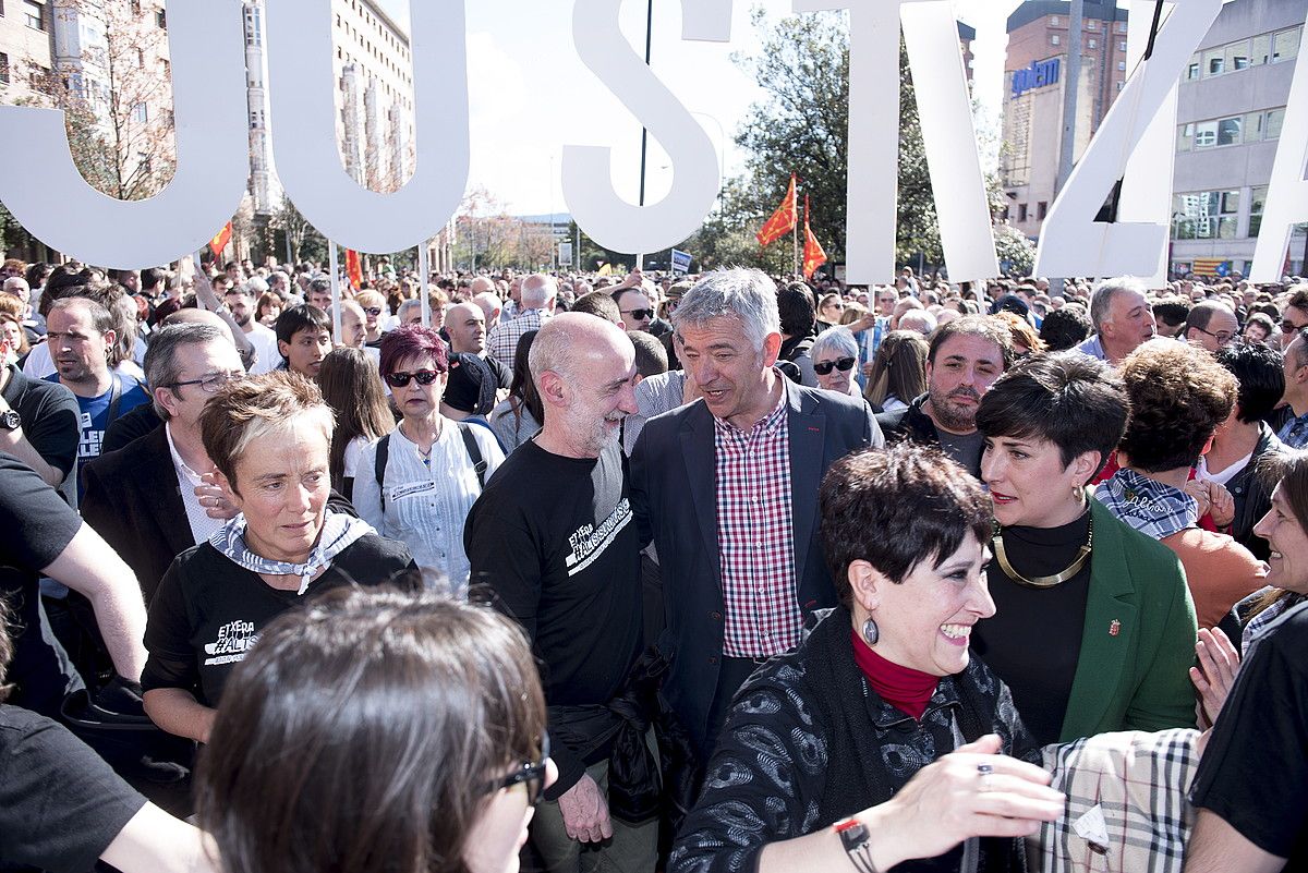 Koldo Martinez Geroa Baikoa, Unai Uhalde Nafarroako Parlamentuko lehendakariordea eta Maria Solana gobernuko eleduna, atzo, Iruñean. IÑIGO URIZ / FOKU.