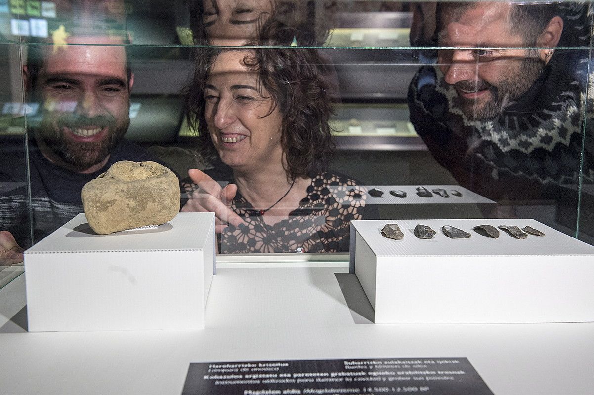 Jon Arriola Berriatuko alkatea, Lorea Bilbao diputatua eta Diego Garate arkeologoa Atxurran, aurkitutako pieza batzuk ikusten. MARISOL RAMIREZ / FOKU.