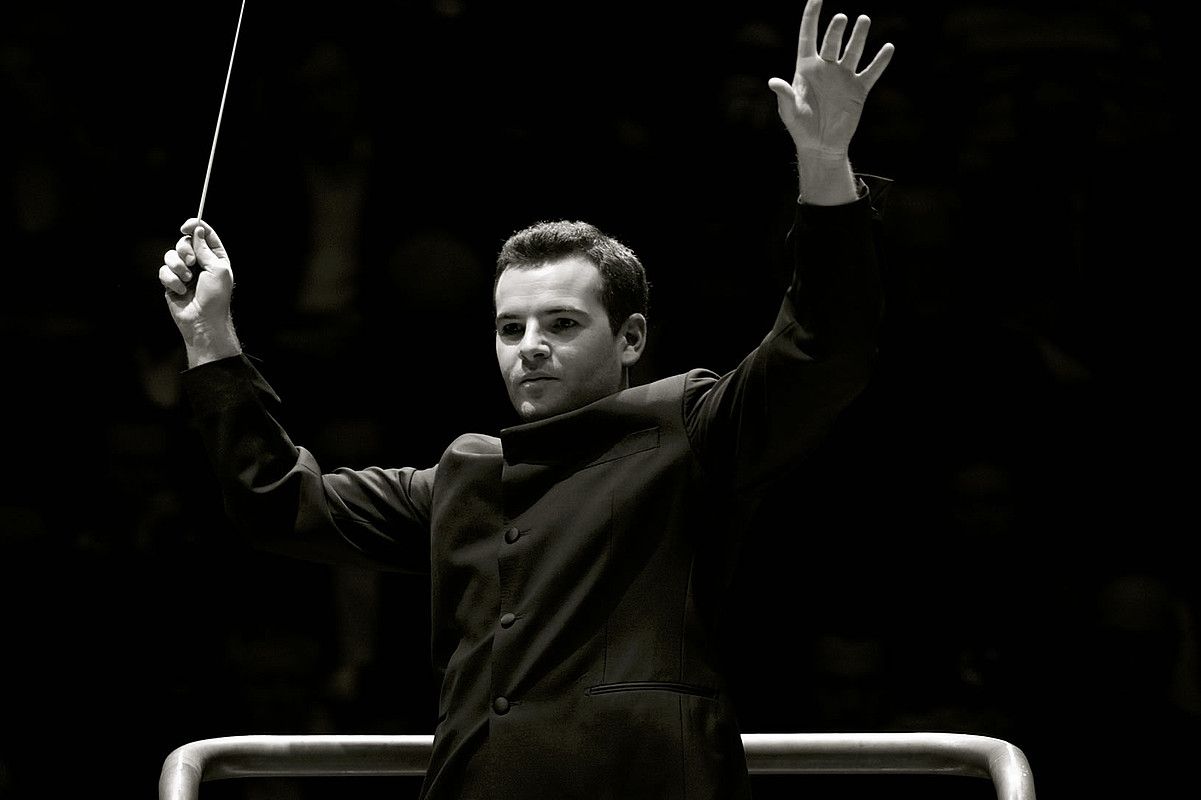 Lionel Bringuier orkestra zuzendaria. BERRIA.