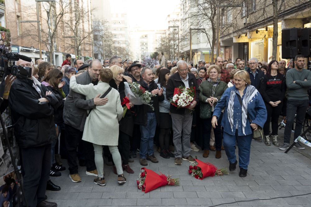 Angel Berruetaren eta Kontxi Sanchizen senideei loreak eskaini dizkiete auzokideek eta lagunek. IÑIGO URIZ / FOKU