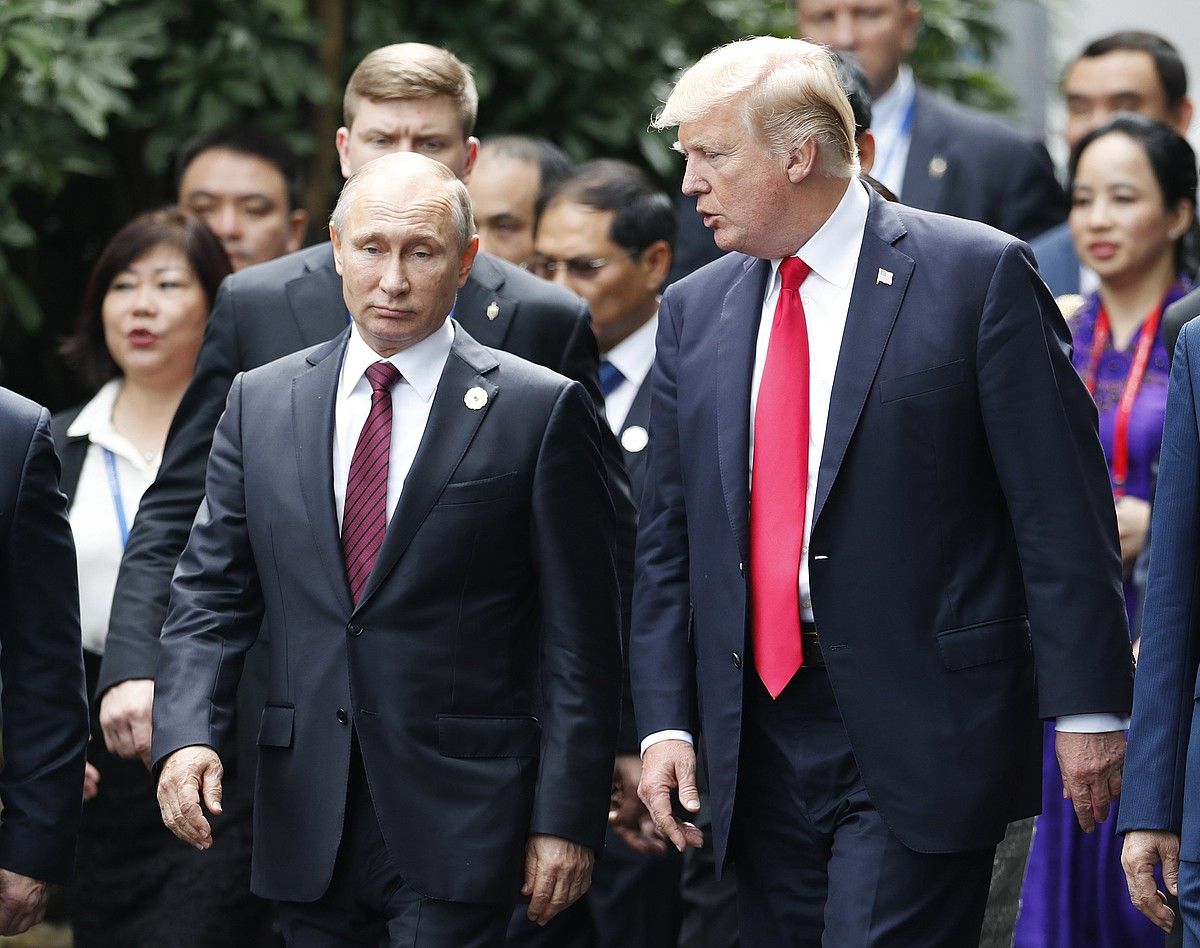 Vladimir Putin Errusiako presidentea eta Donald Trump AEBetakoa, iaz, Vietnamen. JORGE SILVA / EFE.