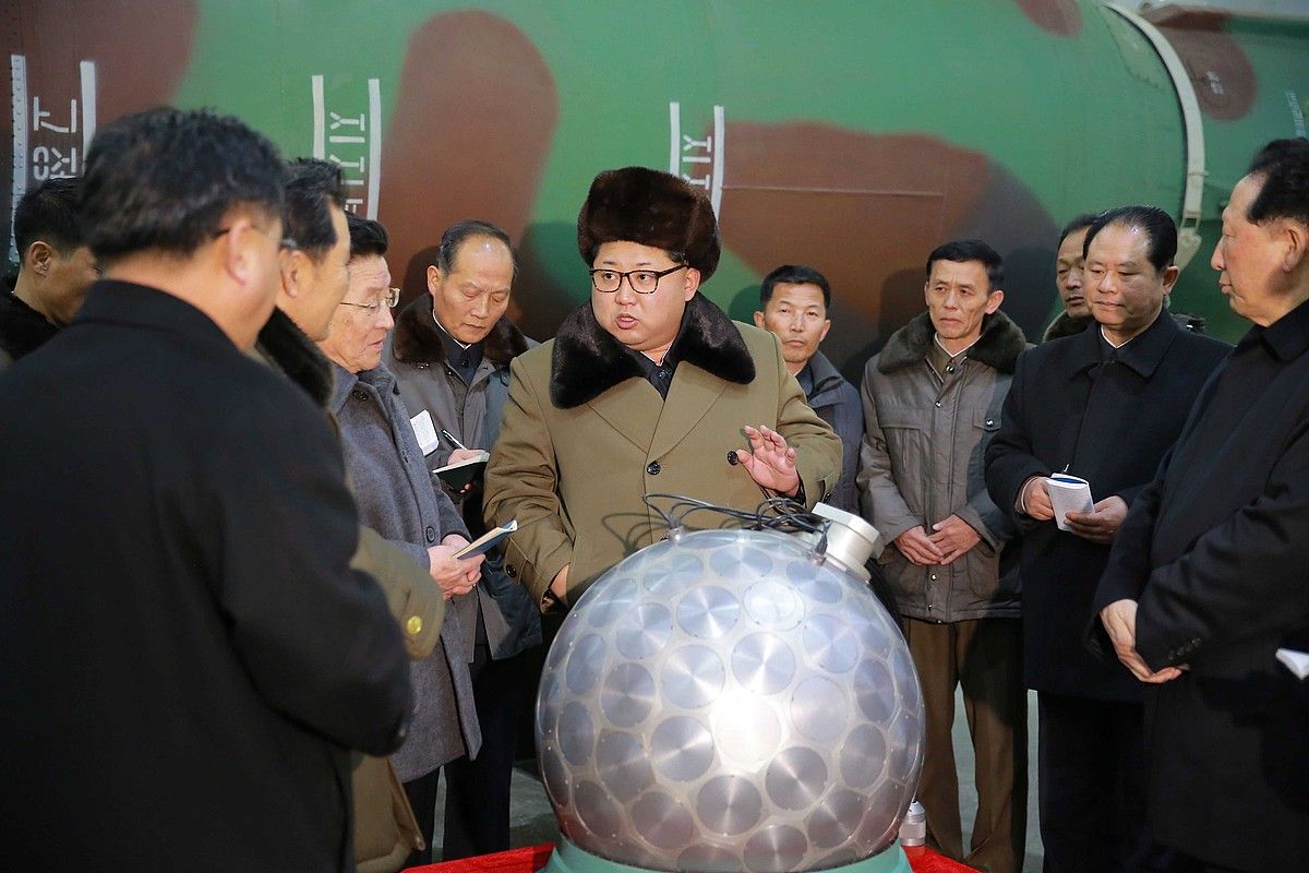 Kim Jong-un Ipar Koreako liderra, zenbait zientzialari eta tekniko nuklearrekin, KCNA agentziaren artxiboko irudi batean. KCNA / EFE.