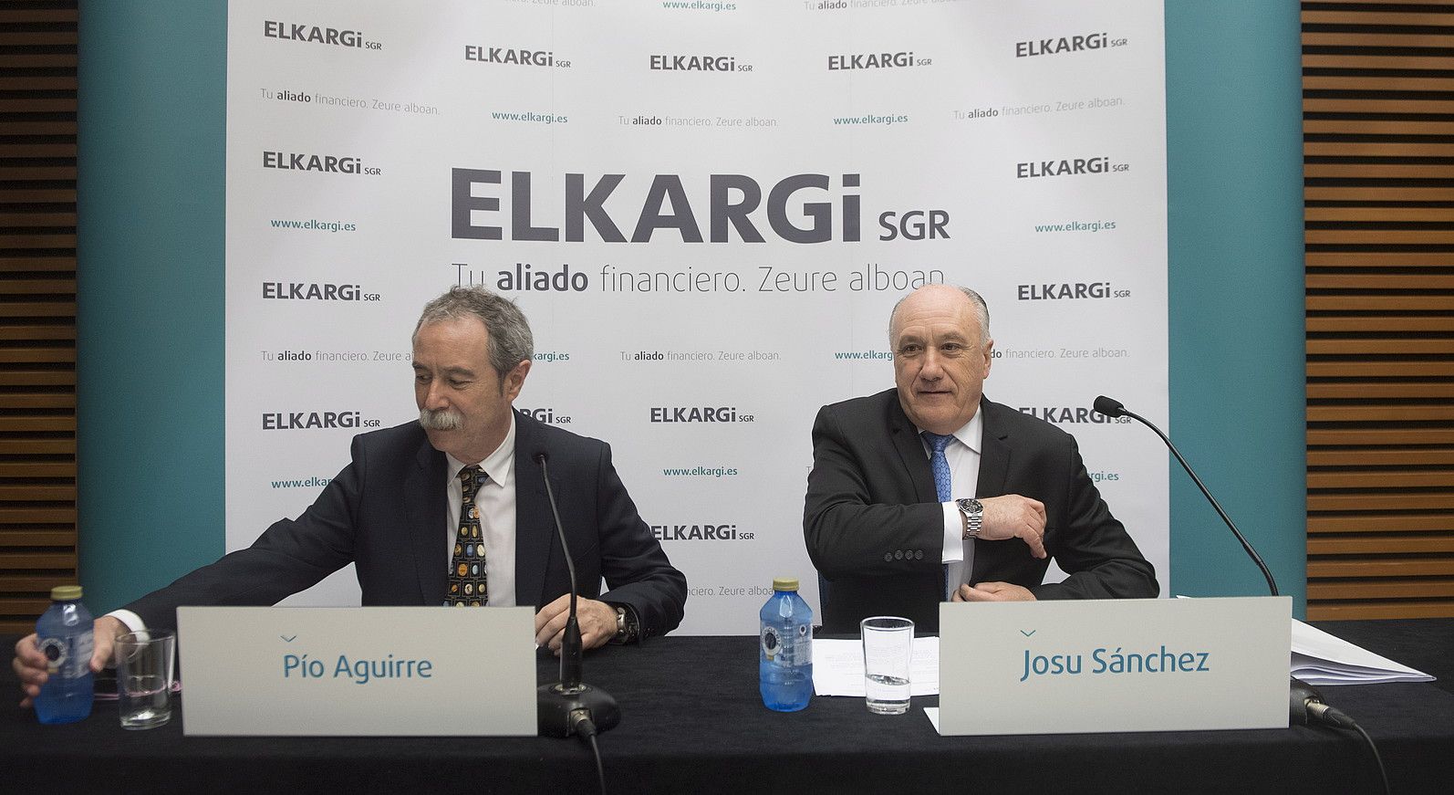 Pio Agirre, Elkargiko zuzendari nagusia, eta Josu Sanchez, presidentea, atzo, Donostian. JON URBE / FOKU.