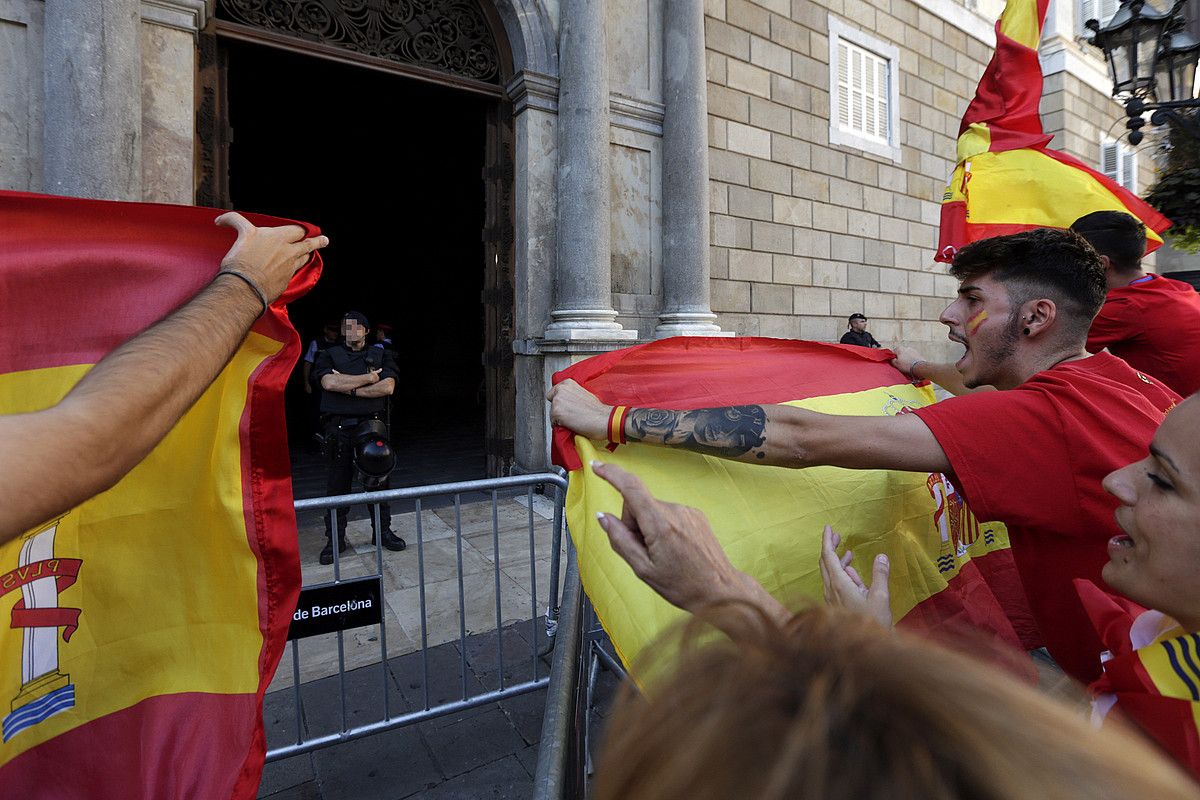 Espainiako batasunaren aldeko manifestazio bat, Bartzelonan, iazko urrian. ALBERTO ESTEVEZ / EFE.
