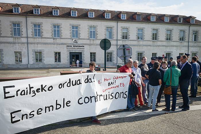 Euskal Elkargoaren alde atera plataformak egindako protesta bat, 2016ko azaroan, Baionan. ISABELLE MIQUELESTORENA