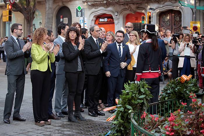 Quim Torra Kataluniako presidentea eta Generalitateko kontseilariak, gaur goizean, Rafael Casanovaren monumentuko lore eskaintzan. MARTA PEREZ, EFE