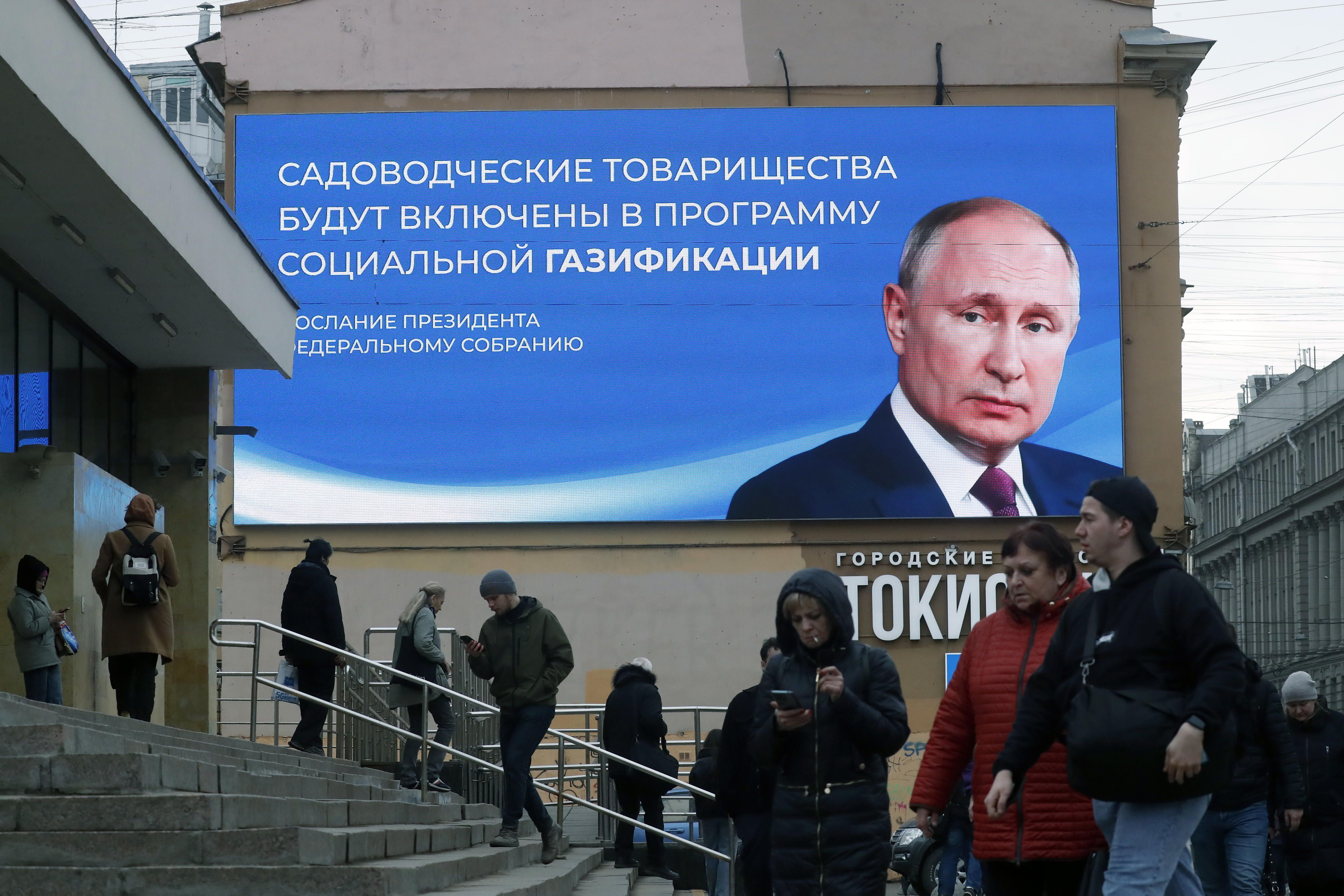 Errusiako presidente eta bozetako hautagai Vladimir Putinen afixa erraldoi bat, San Petersburgon (Errusia), iragan ostegunean. ANATOLY MALTSEV / EFE