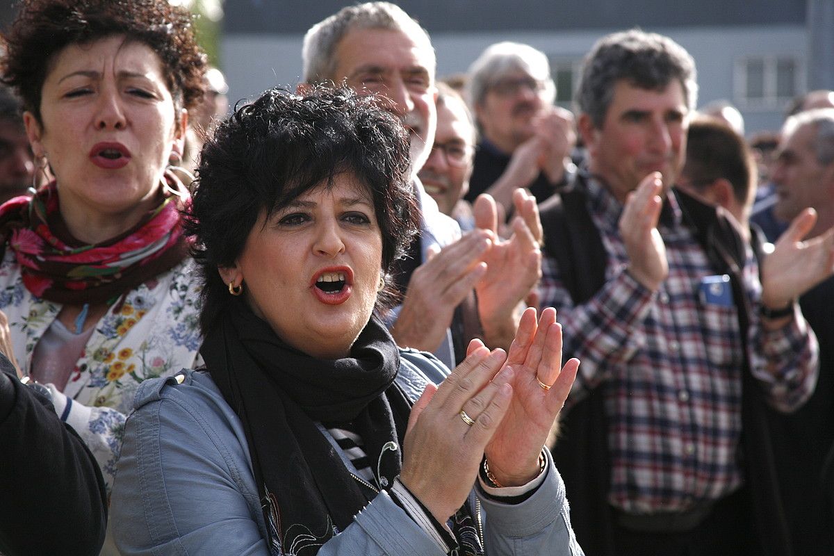 Auzipetuei babesa ematera joandako batzuk, herenegun. J. DANAE / FOKU. Auzipetuei babesa ematera joandako batzuk, herenegun. J. DANAE / FOKU.