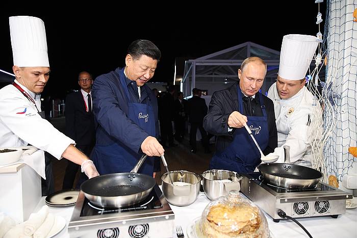 Xi Jinping Txinako presidentea eta Vladimir Putin Errusiakoa, gaur, krepeak kozinatzen. TASS / EFE