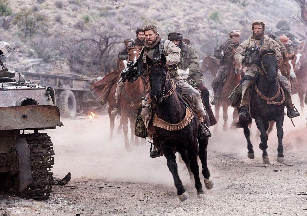 Afganistanera doazen soldaduei buruzko filma da 12 Strong. BERRIA. Afganistanera doazen soldaduei buruzko filma da 12 Strong. BERRIA.
