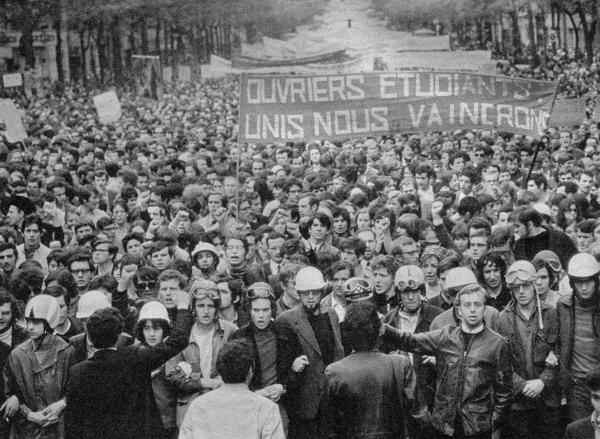 Ikasleak eta langileak elkarrekin manifestatu ziren Parisen, 1968ko maiatzaren 13an. BERRIA.