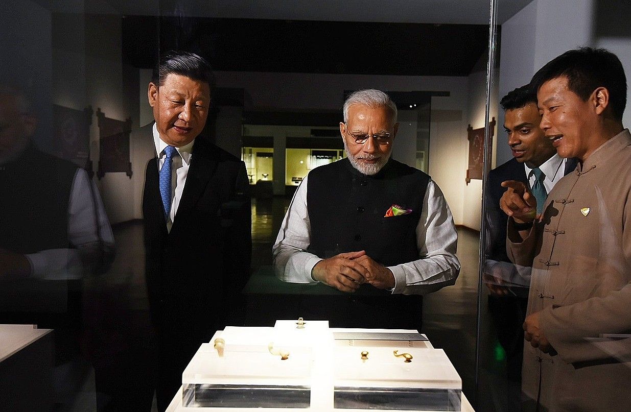 Txinako presidente Xi Jinping eta Indiako lehen ministro Narendra Modi, atzo, Wuhan hiriko Hubei museoa bisitatzen. INDIAKO ATZERRI MINISTERIOA / EFE.