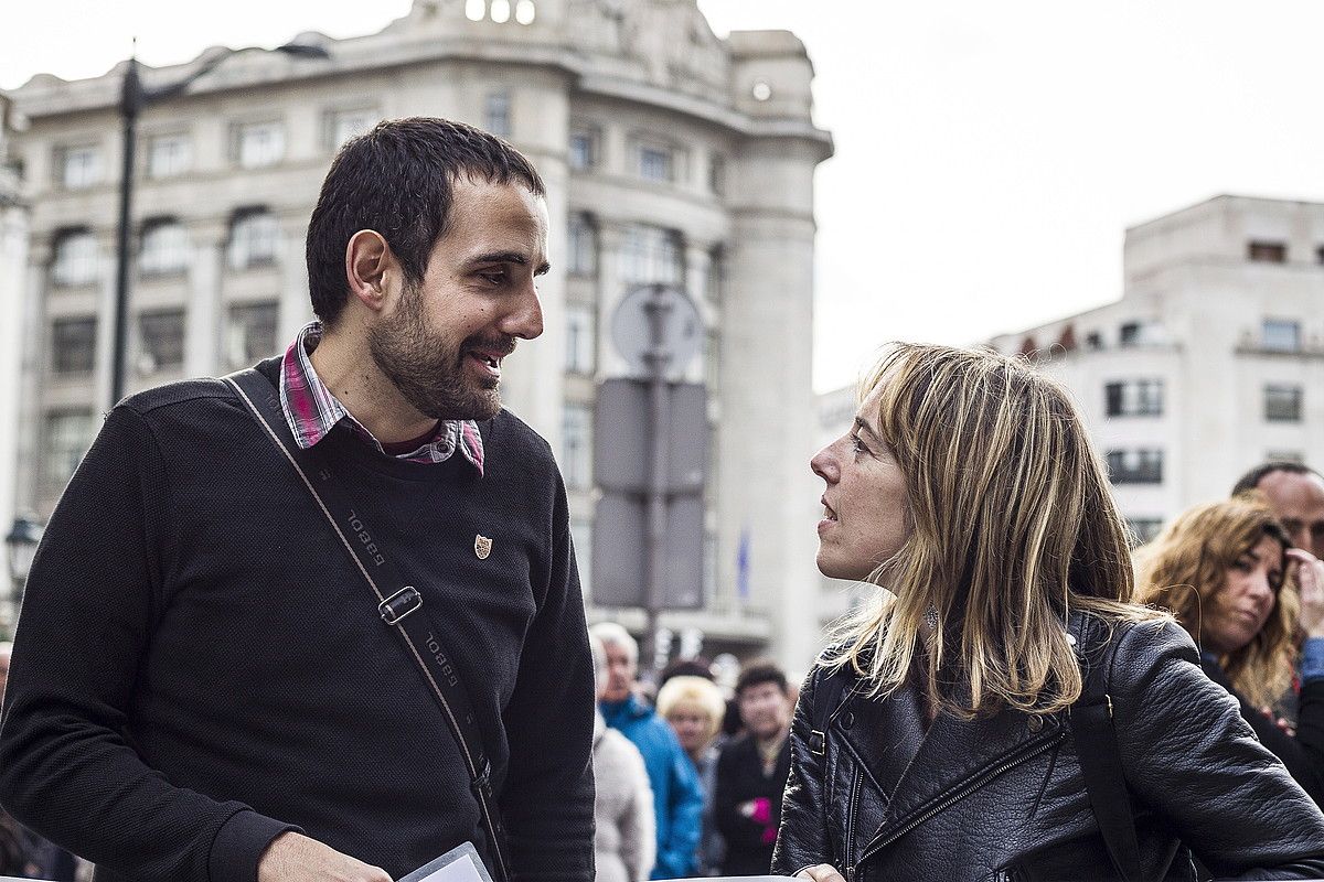 Eneko Compains eta Sandra Barrenetxea, iazko martxoan, Bilbon, torturaren kontrako manifestazioan. ARITZ LOIOLA / FOKU.