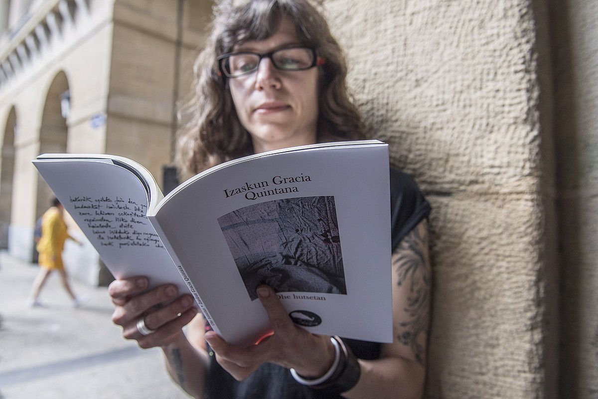 Izaskun Gracia Kintana, bere poema liburu berria eskuetan zabalik, Donostian. GORKA RUBIO / FOKU. Izaskun Gracia Kintana, bere poema liburu berria eskuetan zabalik, Donostian. GORKA RUBIO / FOKU.