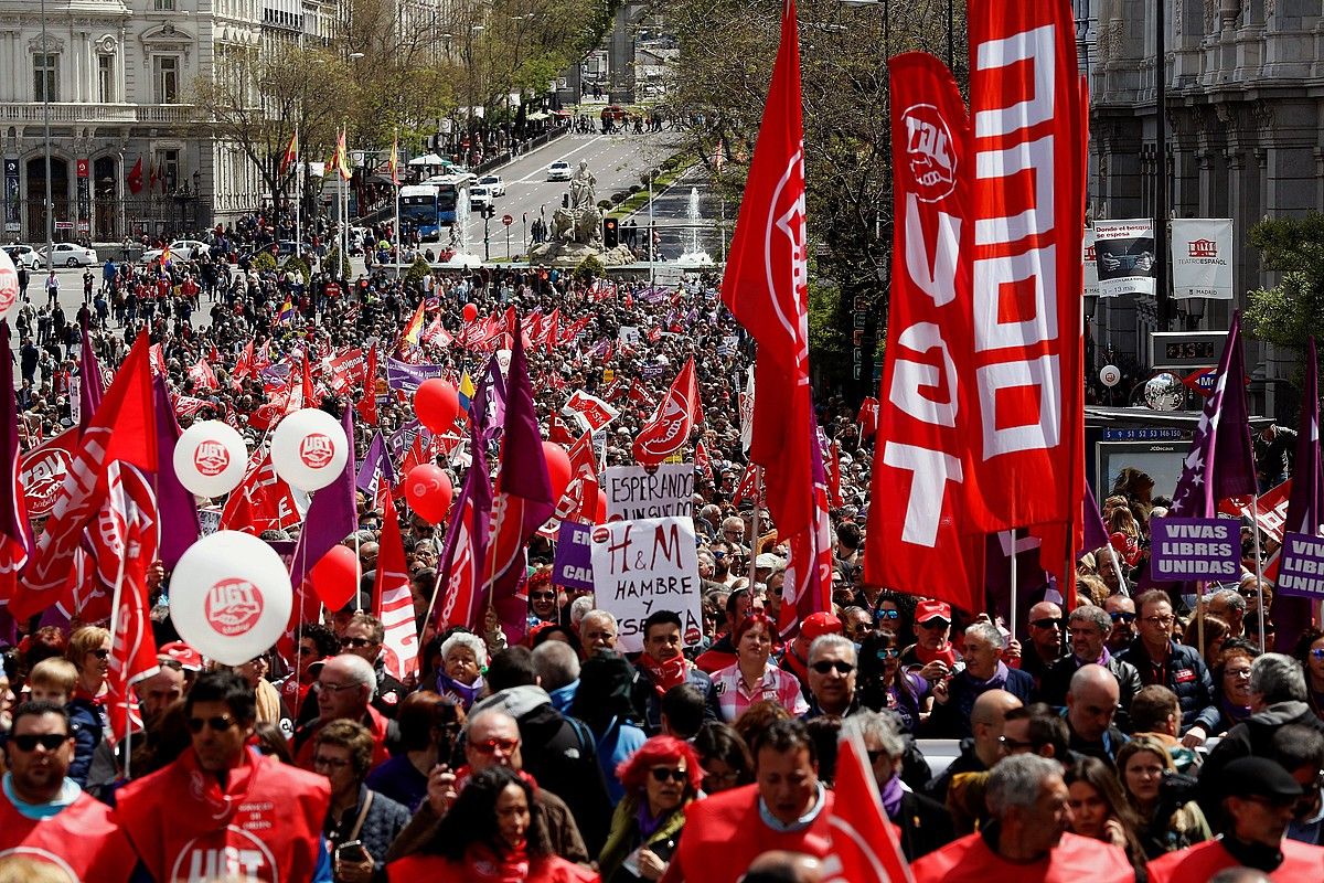 UGT eta CCOO sindikatuek Madrilen antolatutako manifestazioa, atzo. ZIPI.