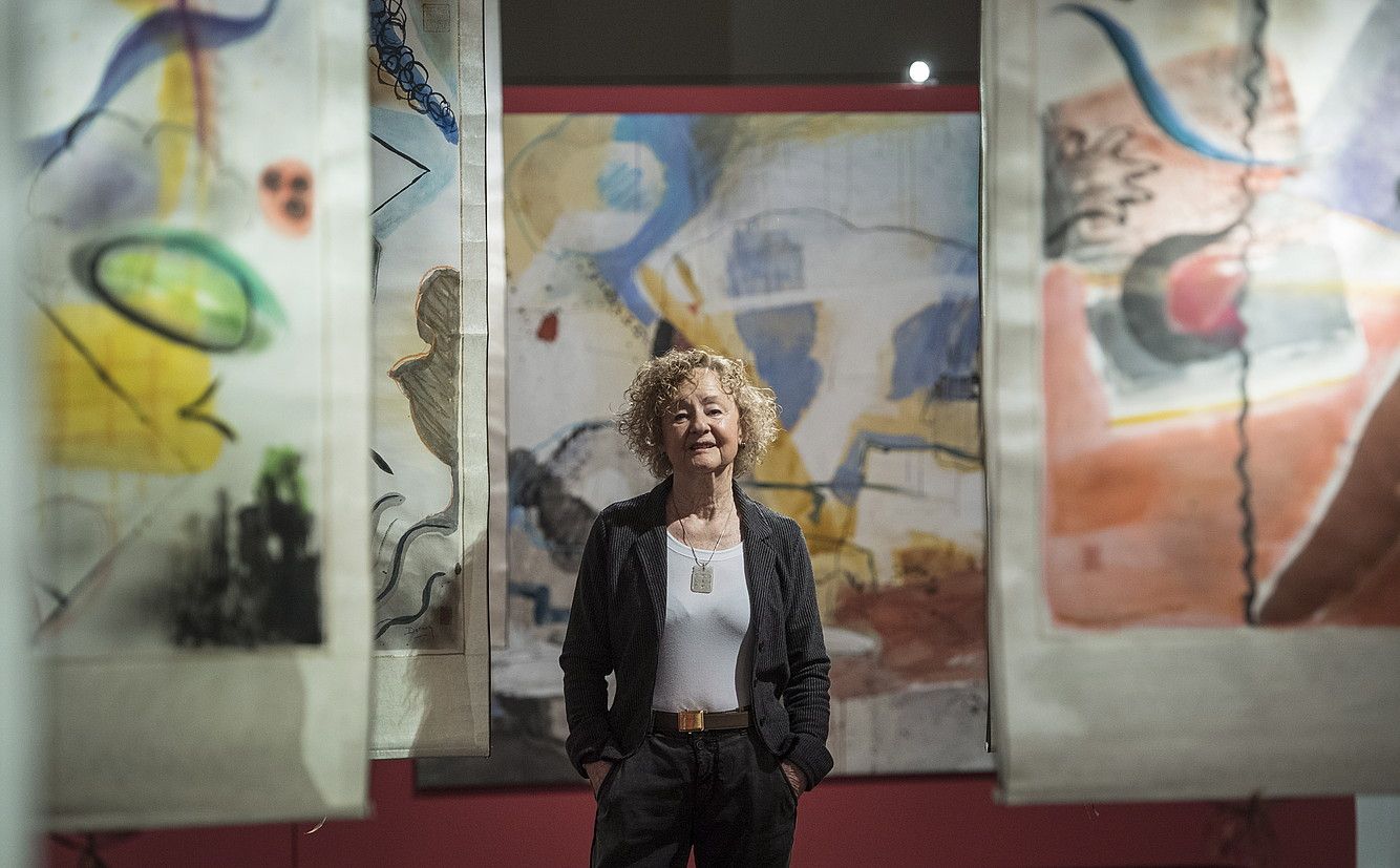 Martina Dasnoy margolaria, Donostiako Koldo Mitxelena kulturunean ikusgai duen erakusketako obren artean. JON URBE / FOKU. Martina Dasnoy margolaria, Donostiako Koldo Mitxelena kulturunean ikusgai duen erakusketako obren artean. JON URBE / FOKU.