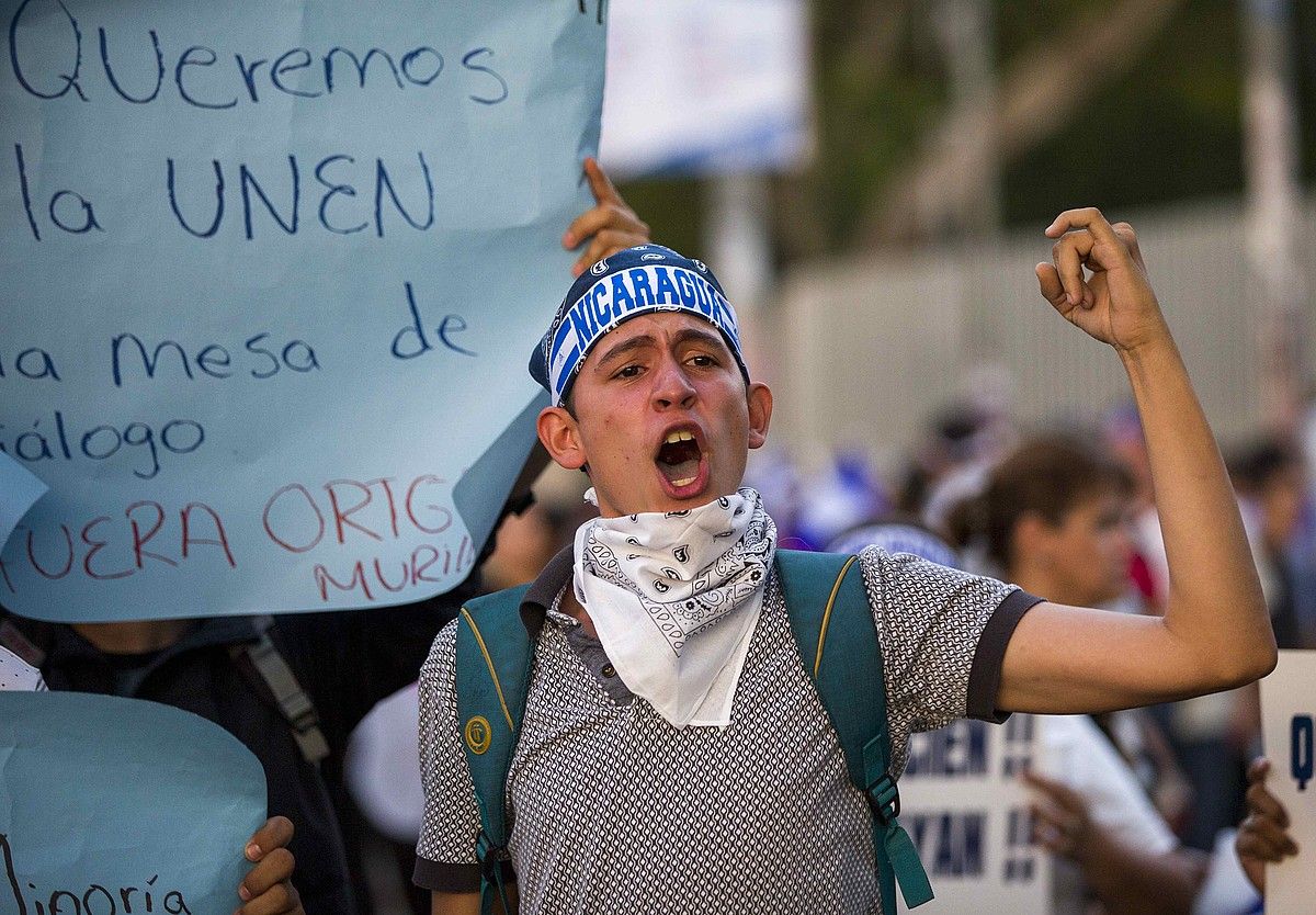 Ikasle bat gobernuaren aurkako protesta batean, joan den apirilaren 27an, Managuan. JORGE TORRES / EFE.