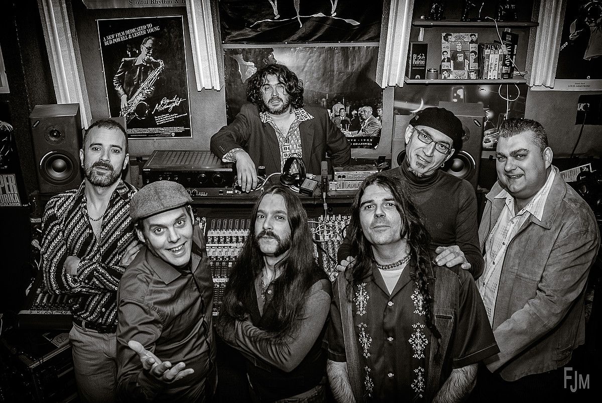 Mikel Piris —lehena ezkerretik—, The Cherry Boppers taldeko gainerako kideekin. JUANJO MEDIAVILLA / THE CHERRY BOPPERS. Mikel Piris —lehena ezkerretik—, The Cherry Boppers taldeko gainerako kideekin. JUANJO MEDIAVILLA / THE CHERRY BOPPERS.