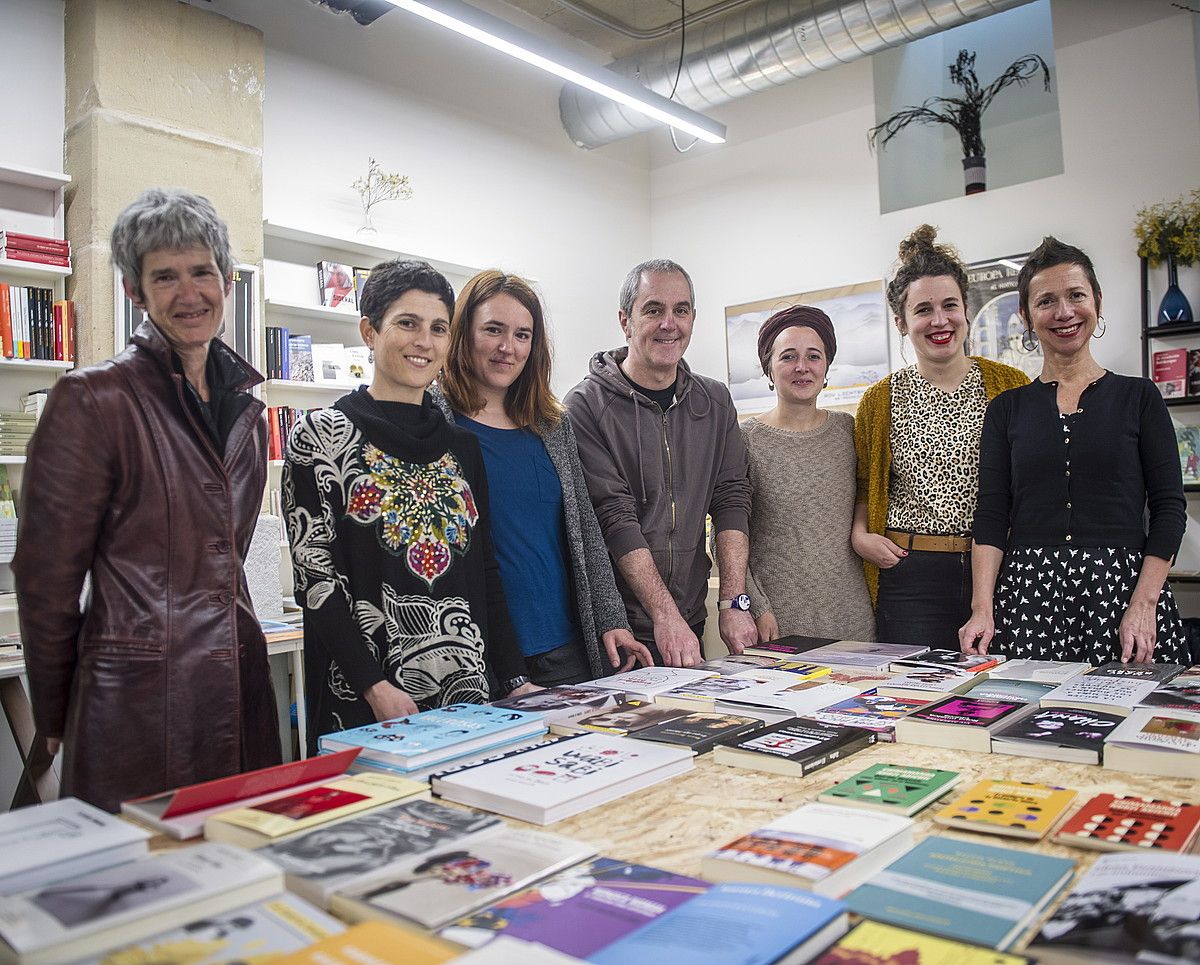 Literaturiako antolatzaileak eta aurtengo edizioko zenbait parte hartzaile, atzo, Donostiako Tobacco Days liburu dendan. GORKA RUBIO / FOKU. Literaturiako antolatzaileak eta aurtengo edizioko zenbait parte hartzaile, atzo, Donostiako Tobacco Days liburu dendan. GORKA RUBIO / FOKU.
