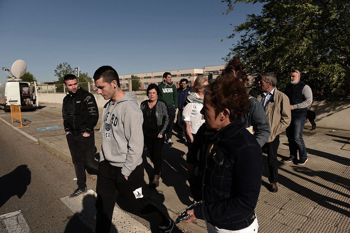 Gazteen senideak Auzitegi Nazionalaren kanpoaldean, atzo. FERNANDO VILLAR / EFE. Gazteen senideak Auzitegi Nazionalaren kanpoaldean, atzo. FERNANDO VILLAR / EFE.