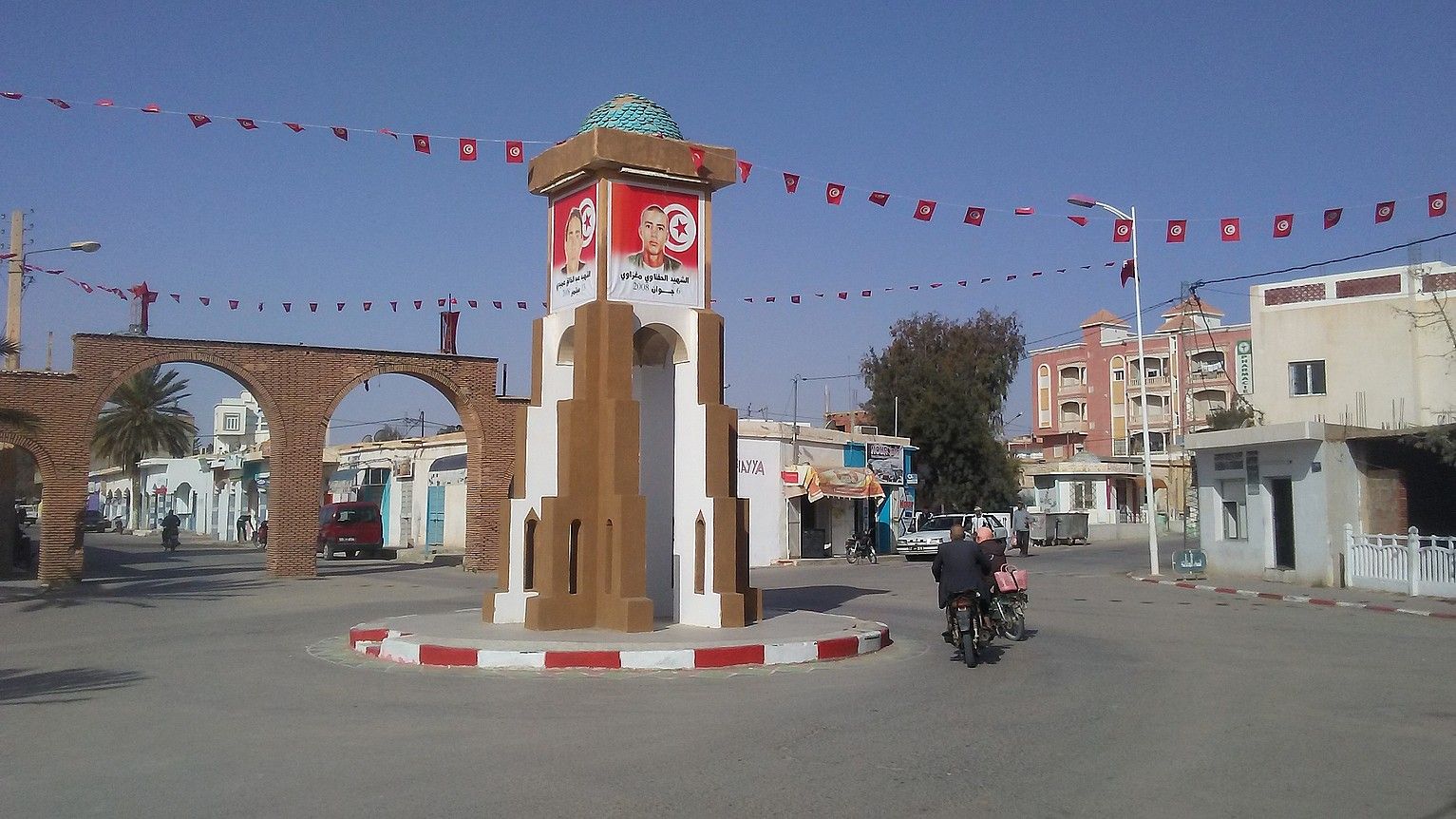 Redeyef hiriko Martirien Plaza, Tunisiaren mendebaldean. 2008ko eta 2011ko matxinadetan hildakoen argazkiak daude plazan. RICARD GONZALEZ. Redeyef hiriko Martirien Plaza, Tunisiaren mendebaldean. 2008ko eta 2011ko matxinadetan hildakoen argazkiak daude plazan. RICARD GONZALEZ.
