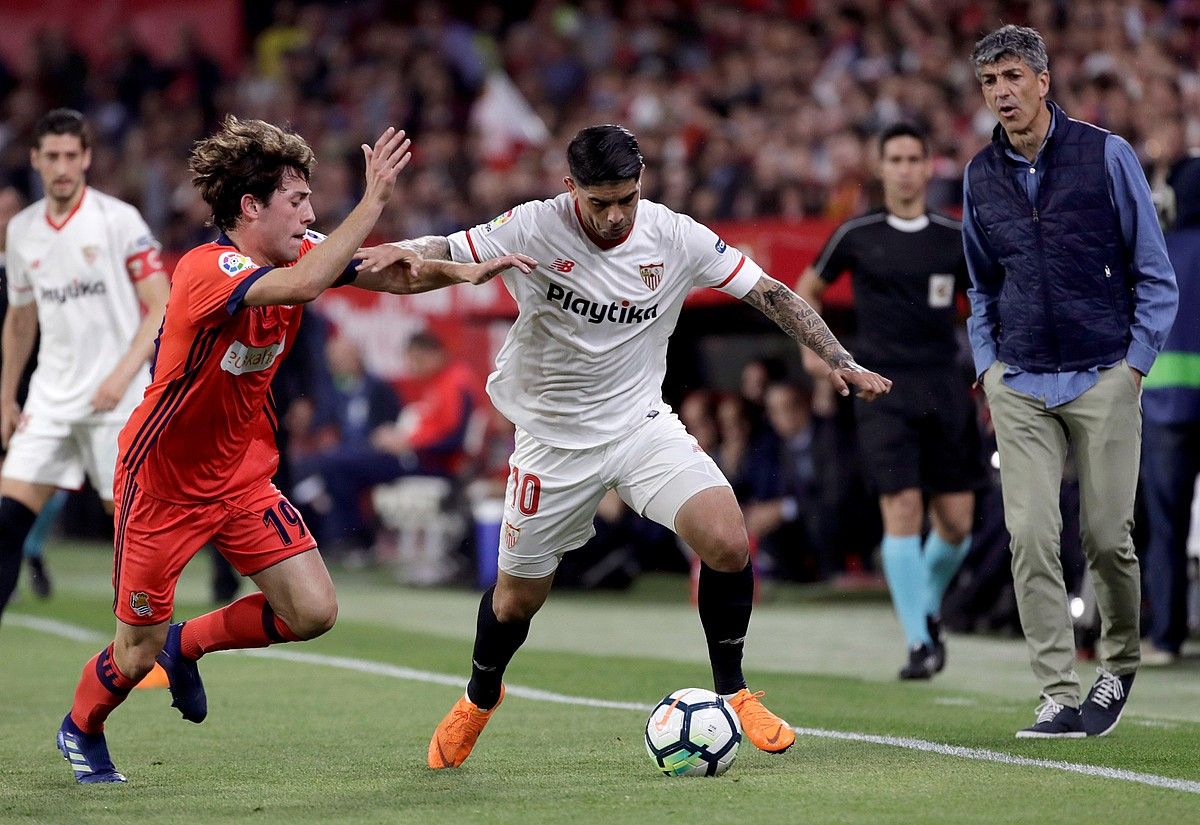 Odriozola Realekoa eta Banega Sevillakoa baloiaren lehian, atzo, Sanchez Pizjuanen jokaturiko partida. JULIO MUÑOZ / EFE. Odriozola Realekoa eta Banega Sevillakoa baloiaren lehian, atzo, Sanchez Pizjuanen jokaturiko partida. JULIO MUÑOZ / EFE.