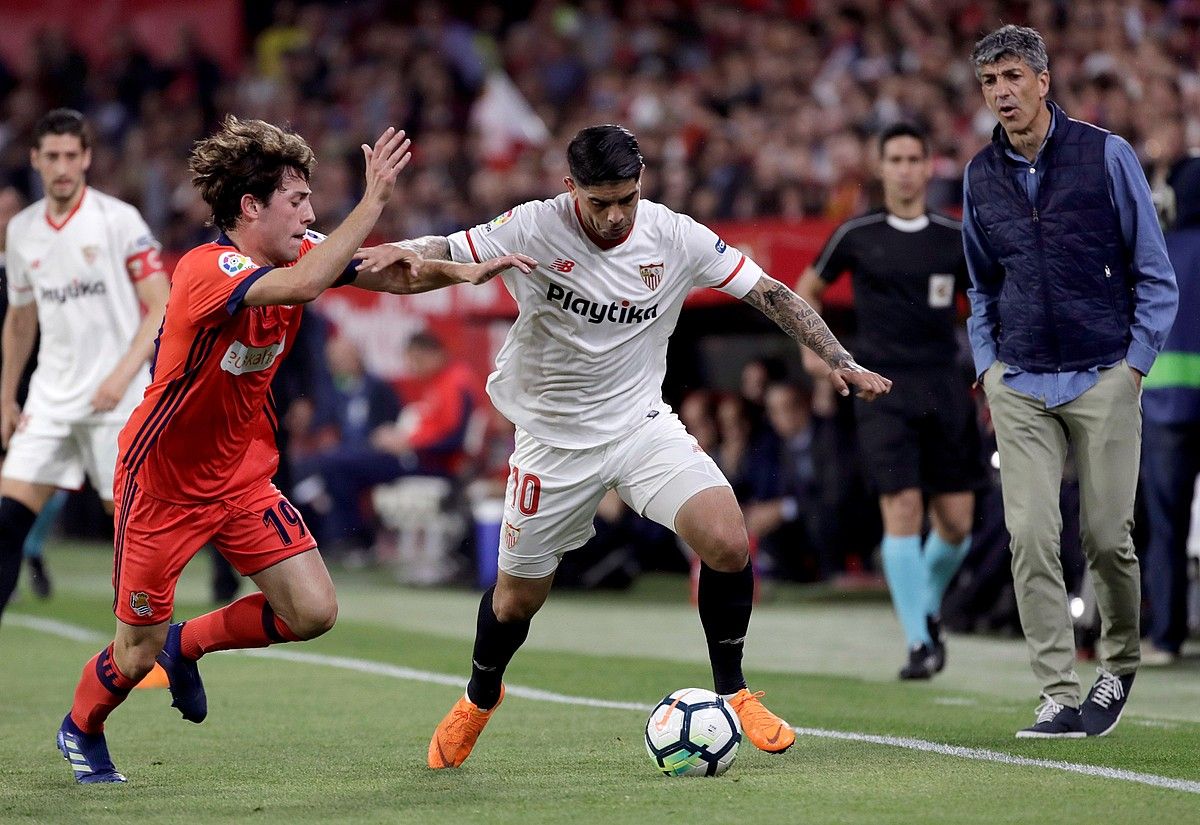 Odriozola Realekoa eta Banega Sevillakoa baloiaren lehian, atzo, Sanchez Pizjuanen jokaturiko partida. JULIO MUÑOZ / EFE.